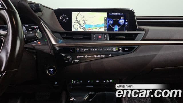 Lexus ES300h 2019 — ფოტო 14/20