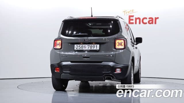 Jeep Renegade 2019 — Фото 4/20