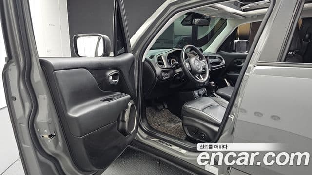 Jeep Renegade 2019 — Фото 10/20