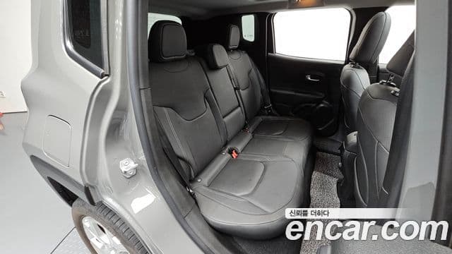 Jeep Renegade 2019 — Фото 11/20