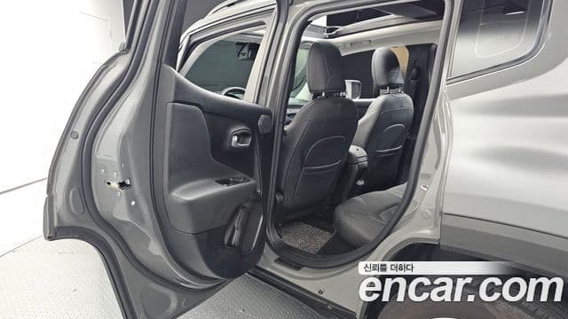 Jeep Renegade 2019 — Фото 12/20