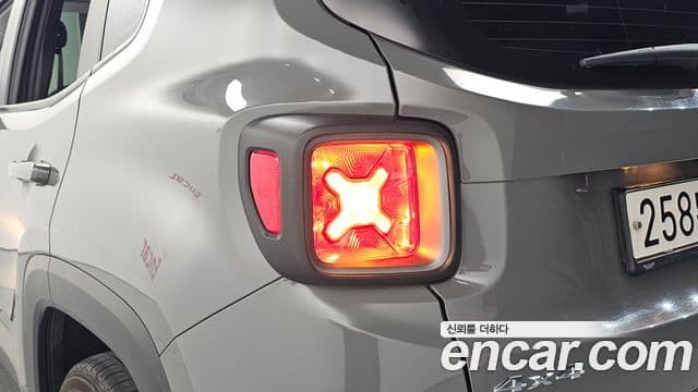 Jeep Renegade 2019 — ფოტო 28/38