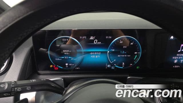 Mercedes-Benz GLB-Class 2021 — ფოტო 8/20
