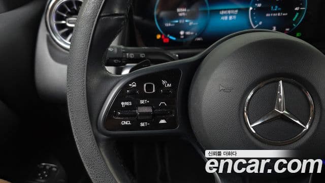 Mercedes-Benz GLB-Class 2021 — ფოტო 17/20