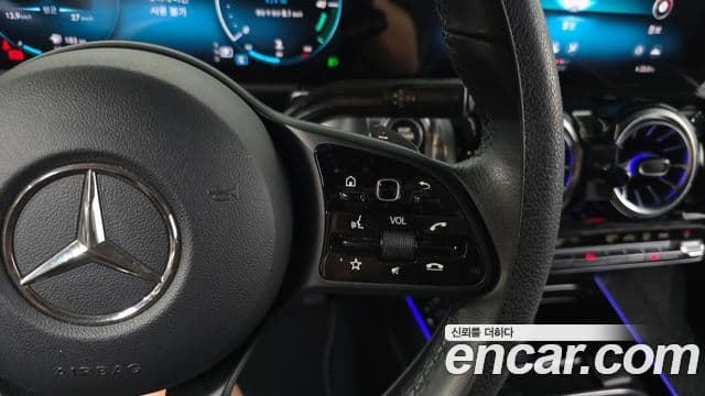 Mercedes-Benz GLB-Class 2021 — ფოტო 18/20