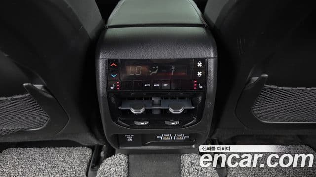 Jeep Grand Cherokee 2022 — ფოტო 19/20