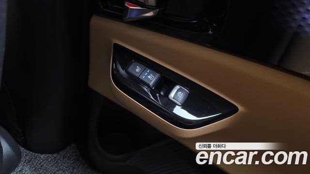 Kia Carnival 2021 — ფოტო 18/20