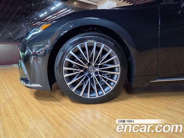 Lexus LS500 2025 — фото 4 из 18