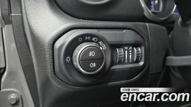 Jeep Wrangler 2023 — ფოტო 14/20