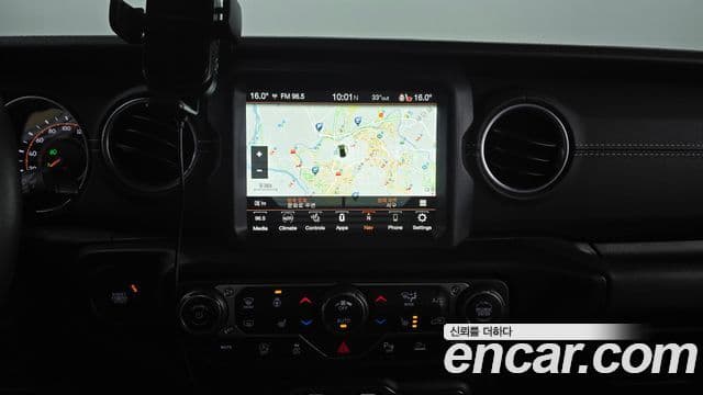 Jeep Wrangler 2023 — ფოტო 16/20