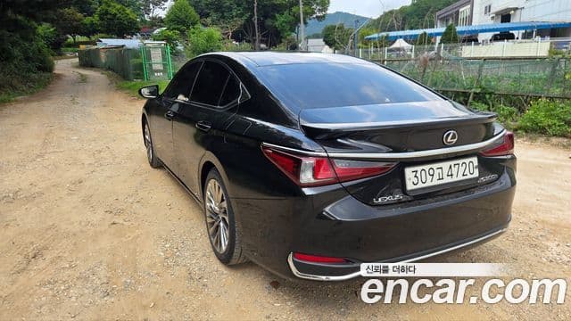 Lexus ES300h 2020 — ფოტო 2/11