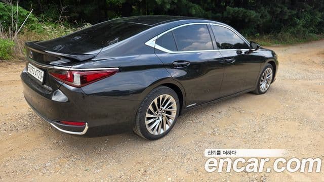 Lexus ES300h 2020 — ფოტო 6/11