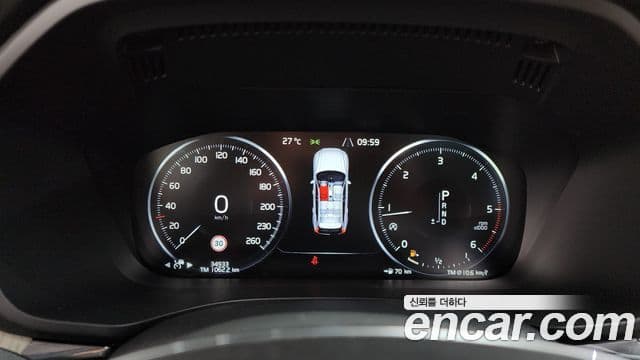 Volvo XC60 2018 — ფოტო 8/20