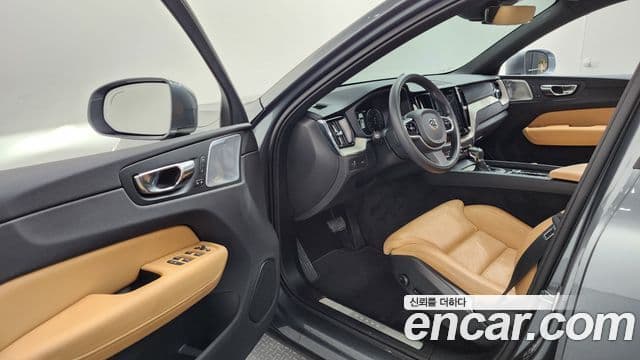 Volvo XC60 2018 — ფოტო 10/20