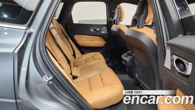 Volvo XC60 2018 — ფოტო 11/20
