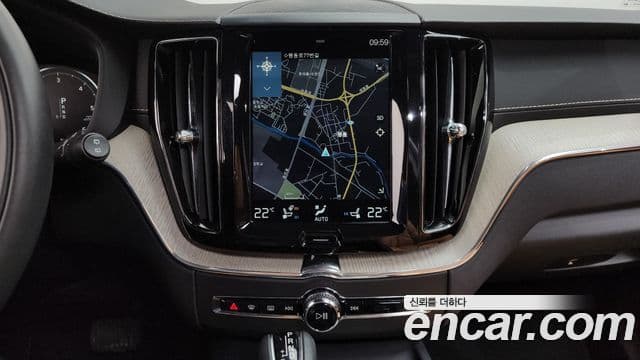 Volvo XC60 2018 — ფოტო 13/20