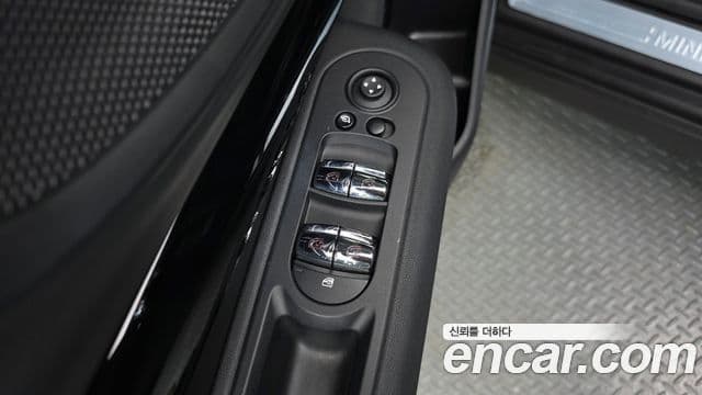 Mini Cooper Clubman 2023 — фото 11 из 20