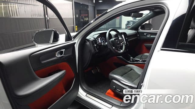 Volvo XC40 2019 — Фото 10/20