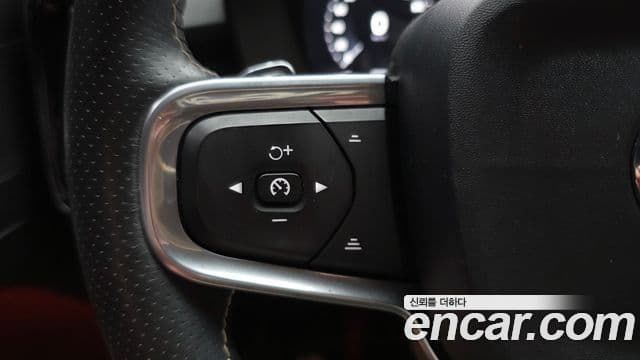 Volvo XC40 2019 — Фото 17/20