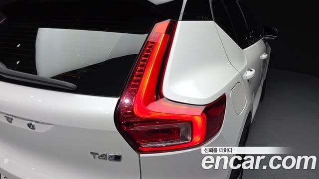 Volvo XC40 2019 — ფოტო 17/36