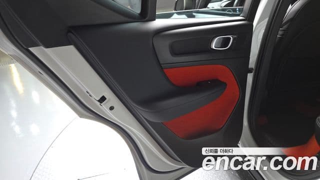 Volvo XC40 2019 — ფოტო 14/36