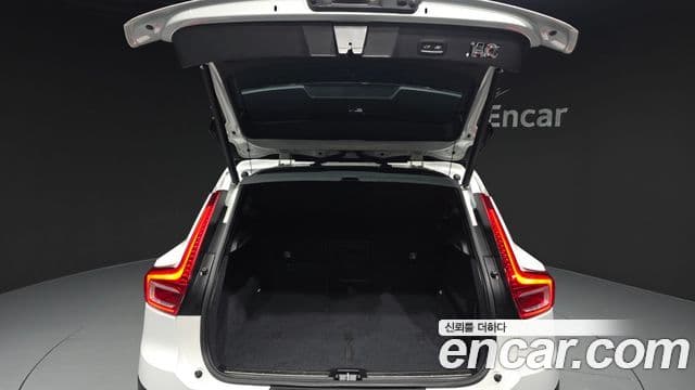 Volvo XC40 2019 — ფოტო 28/36