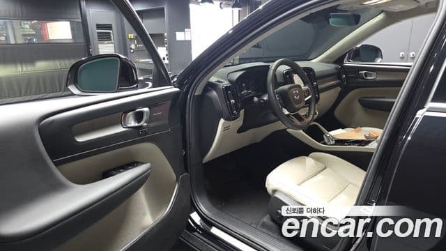 Volvo XC40 2025 — ფოტო 10/20