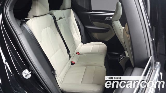 Volvo XC40 2025 — ფოტო 11/20