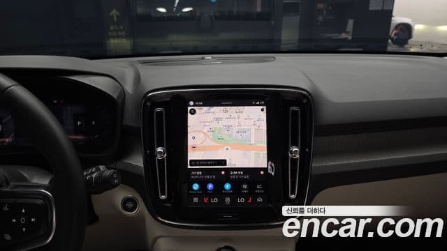 Volvo XC40 2025 — ფოტო 14/20