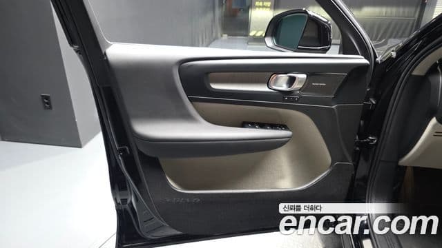 Volvo XC40 2025 — Photo 25/34