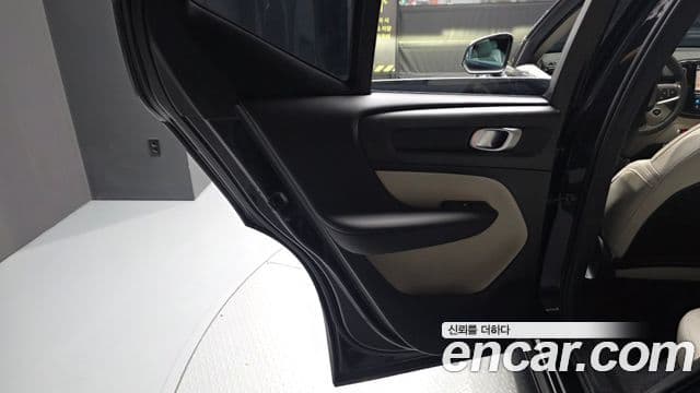 Volvo XC40 2025 — Photo 16/34