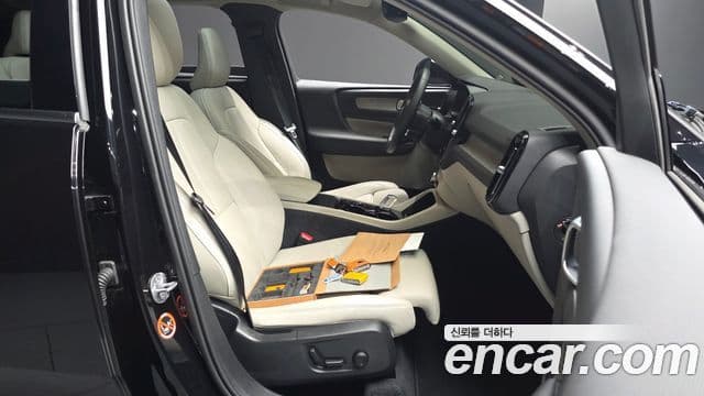 Volvo XC40 2025 — Photo 29/34