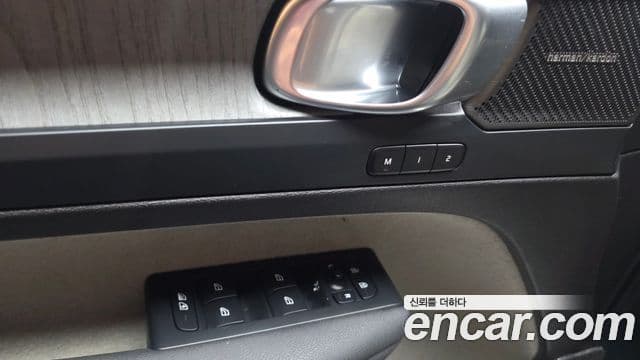 Volvo XC40 2025 — Photo 30/34