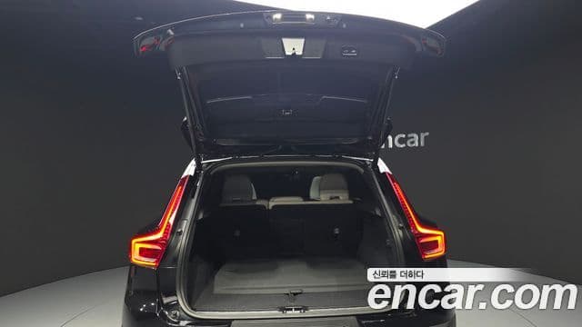 Volvo XC40 2025 — Photo 18/34