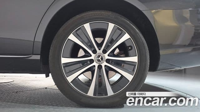 Mercedes-Benz E-Class 2021 — Photo 32/35