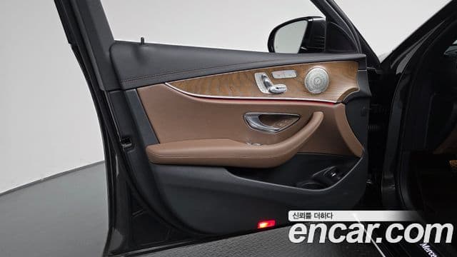 Mercedes-Benz E-Class 2021 — Photo 10/35