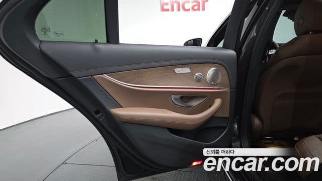 Mercedes-Benz E-Class 2021 — Photo 28/35
