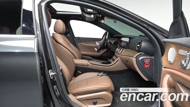 Mercedes-Benz E-Class 2021 — Photo 26/35