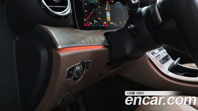 Mercedes-Benz E-Class 2021 — Photo 23/35