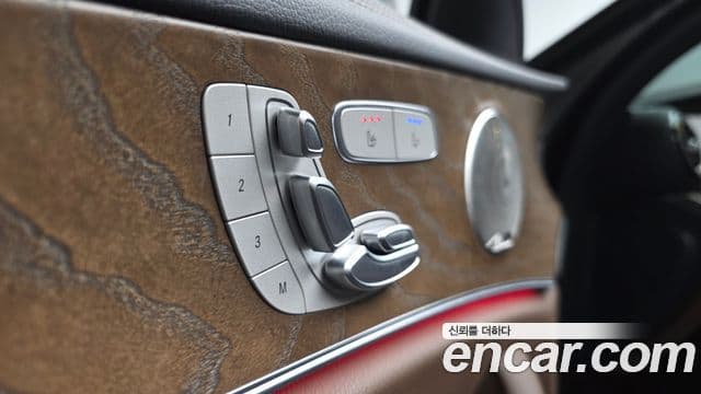 Mercedes-Benz E-Class 2021 — Photo 33/35