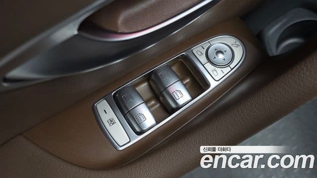 Mercedes-Benz E-Class 2021 — Photo 24/35