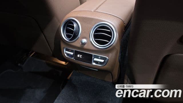Mercedes-Benz E-Class 2021 — Photo 17/35