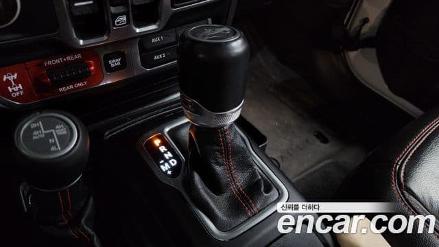 Jeep Wrangler 2019 — ფოტო 9/20