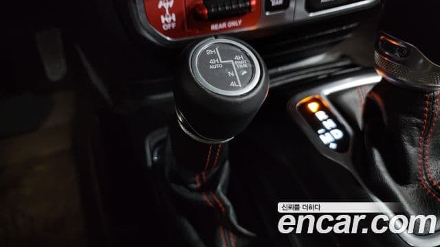 Jeep Wrangler 2019 — ფოტო 18/20