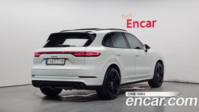 Porsche Cayenne 2019 — ფოტო 2/20