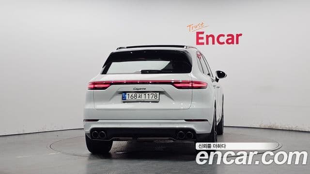 Porsche Cayenne 2019 — ფოტო 4/20