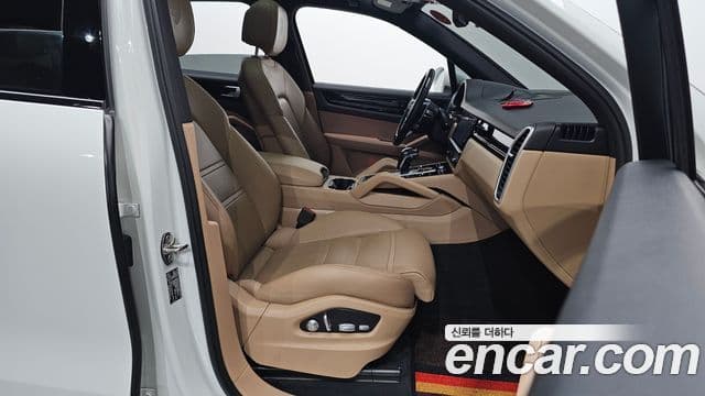Porsche Cayenne 2019 — ფოტო 10/20