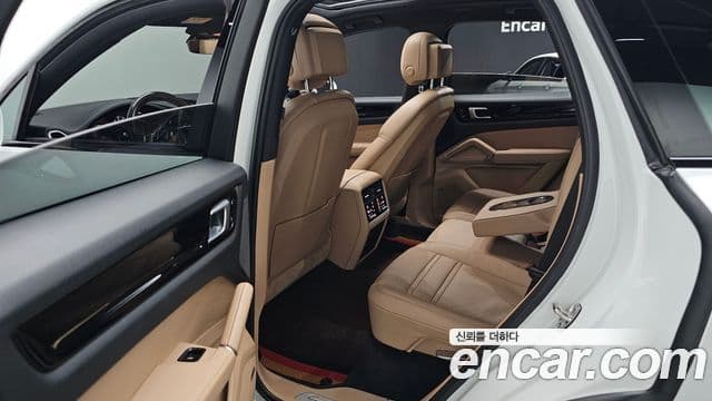 Porsche Cayenne 2019 — ფოტო 12/20