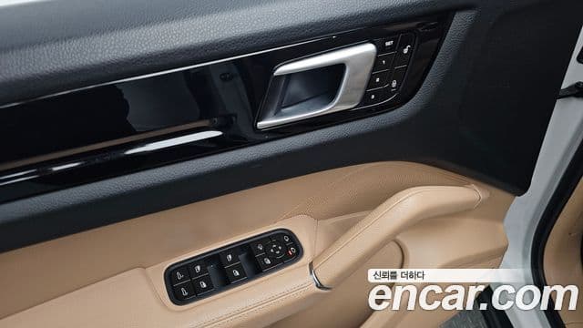 Porsche Cayenne 2019 — ფოტო 18/20