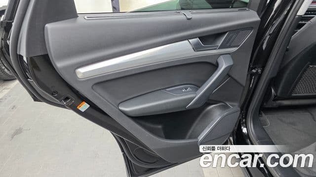 Audi Q5 2021 — Şəkil 23/32